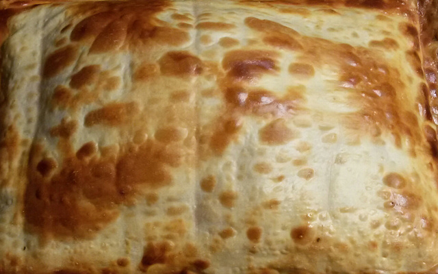 Rocambole de presunto e queijo com massa de pastel