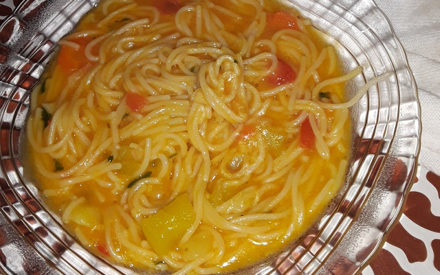 Sopa de macarrão com legumes