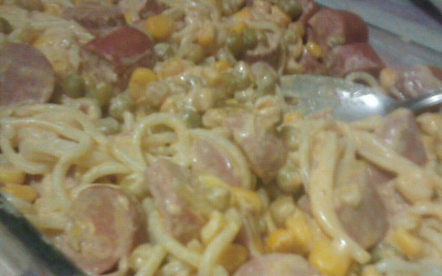 Macarrão com salsicha e creme de leite