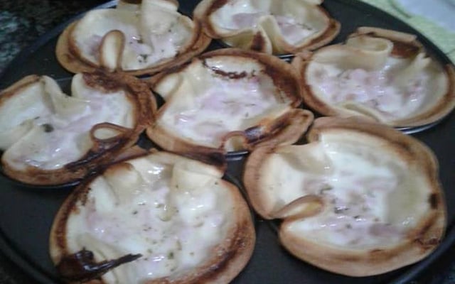 Trouxinhas de presunto e queijo com massa de pastel