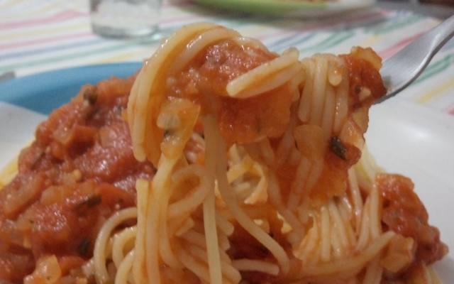 Molho de tomates em pedaços ao sugo