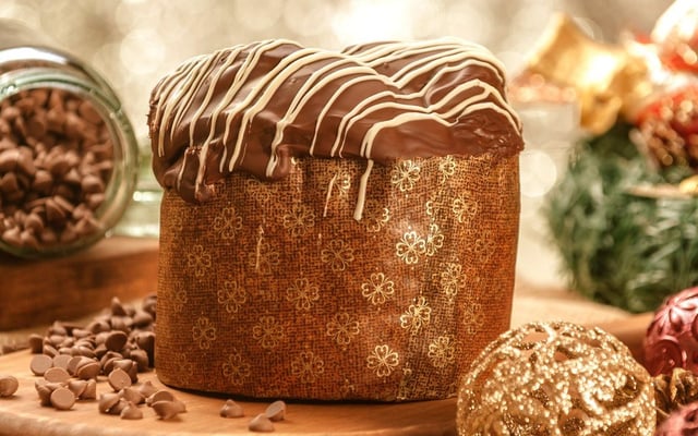 Panetone de pão de mel com cobertura de chocolate