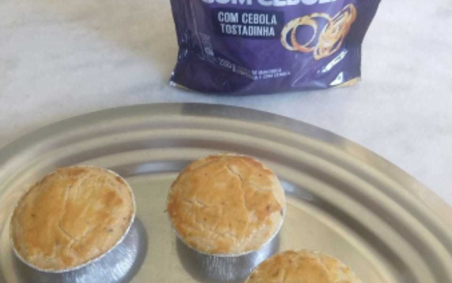 Empadinha com farofa de cebola