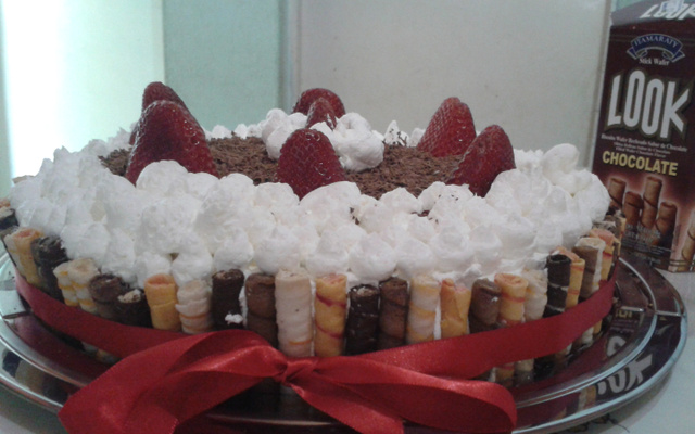 Bolo de chocolate e morango com Twix