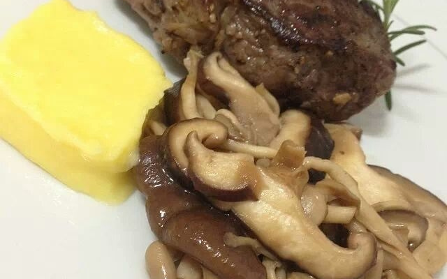 Filé mignon com cogumelos e musseline de mandioquinha