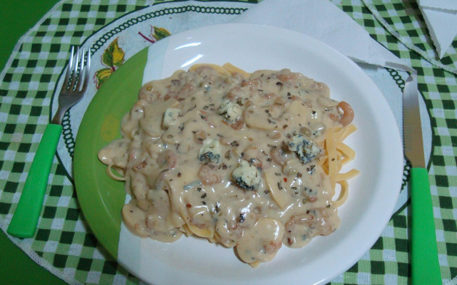 Macarrão ao molho de camarão com queijo