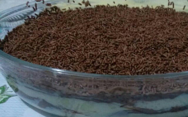 Pavê de bolacha maisena com creme branco e creme preto