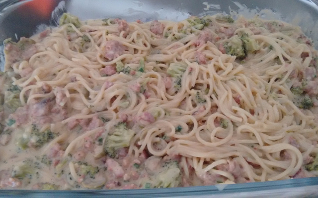 Macarrão com brócolis e creme branco