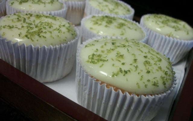 Bolinho de limão com cobertura de leite condensado
