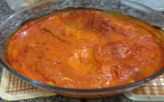 Filé de merluza rápida, com requeijão e molho de tomate