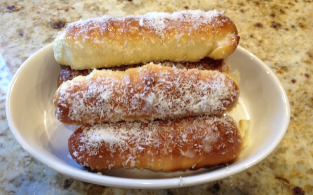 Enroladinho de queijo com coco