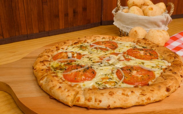Pizza com borda de pão de queijo