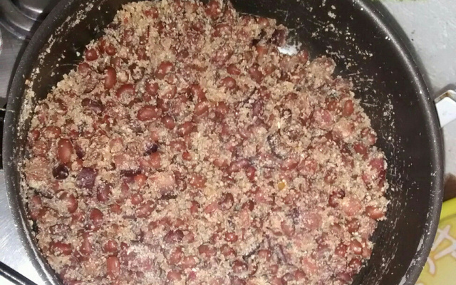 Farofa de feijão de corda da Simone