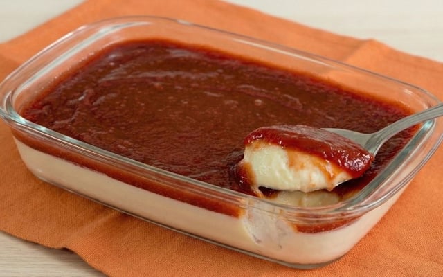 Romeu e Julieta de travessa cremoso com pedaço na colher