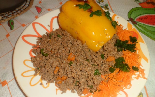 Pimentão recheado com carne moída