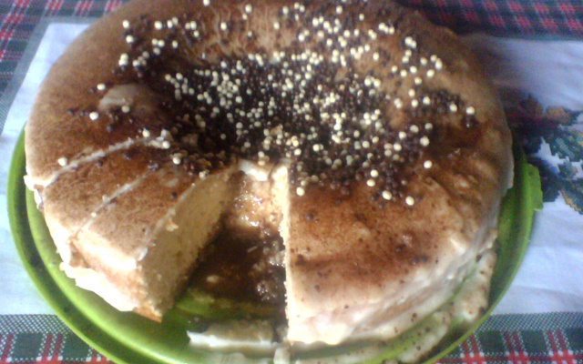 Bolo com cobertura de mingau com chocolate