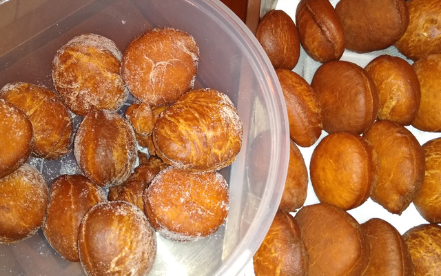 Sonho com recheio de doce de leite