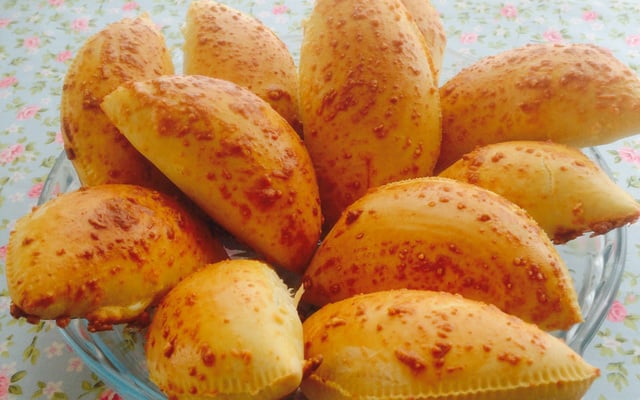 Pastel de forno com recheio de frango com catupiri