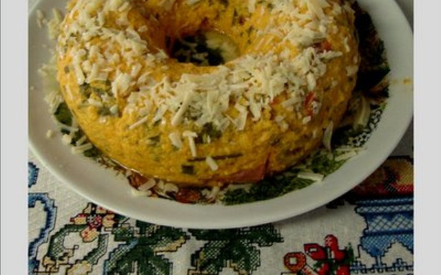 Bolo salgado de cenoura recheado com presunto e queijo