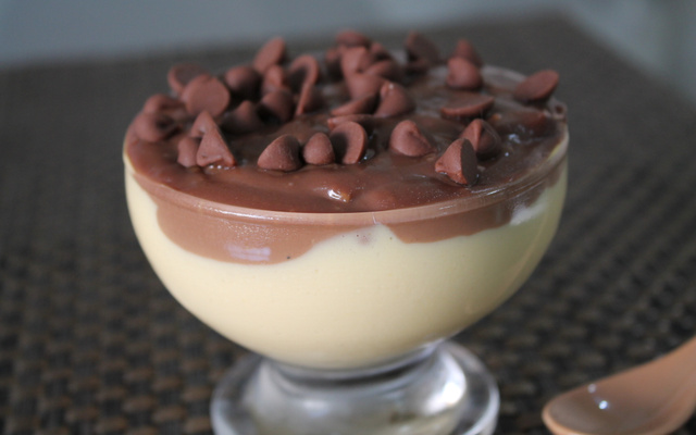 Mousse delicioso de maracujá com chocolate