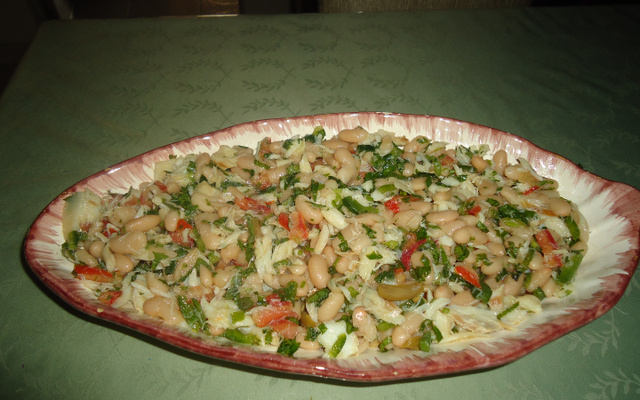 Salada deliciosa de feijão branco com bacalhau