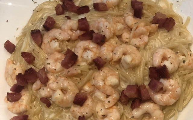 Macarrão ao molho branco com bacon e camarão
