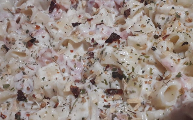 Macarrão com creme de leite e presunto