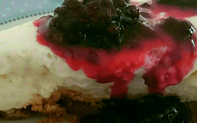 Torta Galak com calda de frutas vermelhas