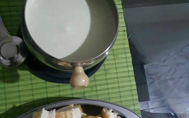 Fondue de queijo no pão italiano