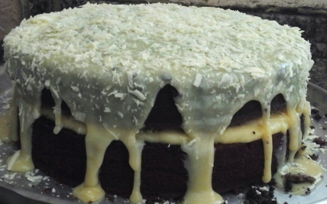 Bolo de chocolate com recheio de coco