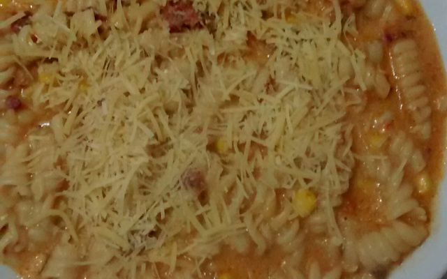 Macarrão expresso com calabresa e cenoura