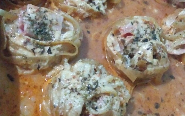 Macarrão ninho recheado