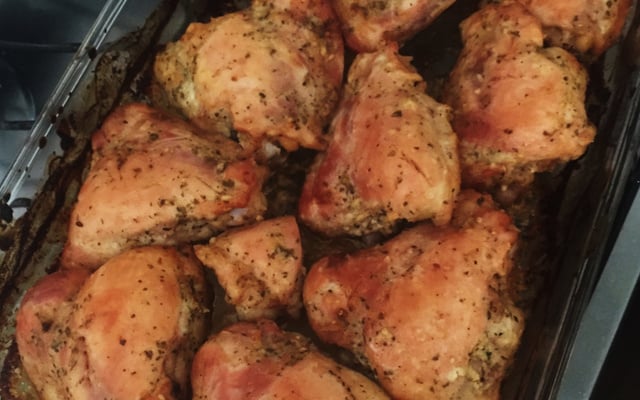 Coxa de frango assada com batatas