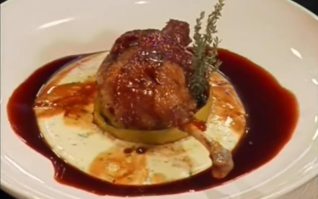 Pato confeitado com maçãs assadas e creme de batatas