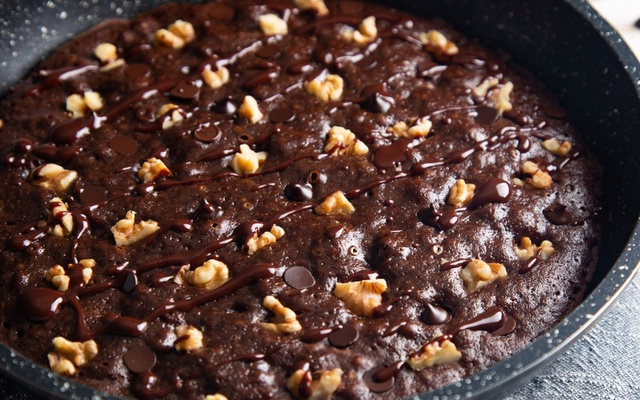 Brownie fit sem glúten com nozes feito na frigideira
