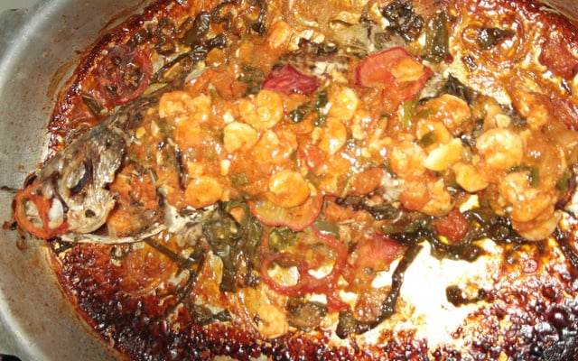 Corvina ao forno ao molho de camarão
