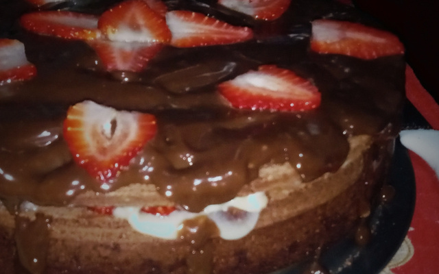 Pão de ló de chocolate com recheio e cobertura