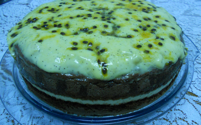 Bolo de chocolate com mousse de maracujá