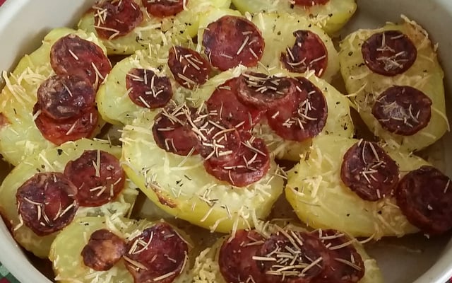 Batatas assadas ao queijo parmesão e linguiça portuguesa