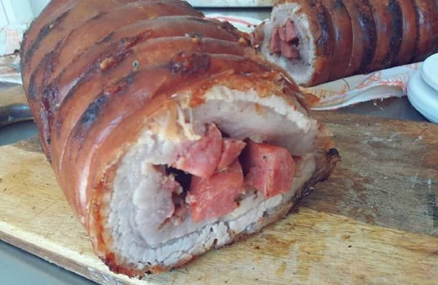 Pancetta recheada com linguiça, bacon e farofa de cebola Yoki