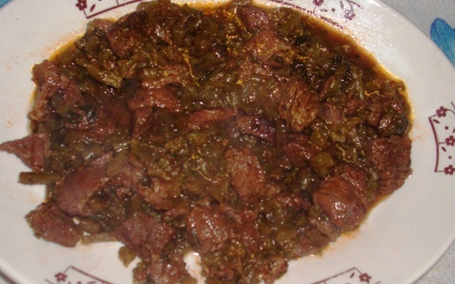 Polenta com carne e talo de espinafre