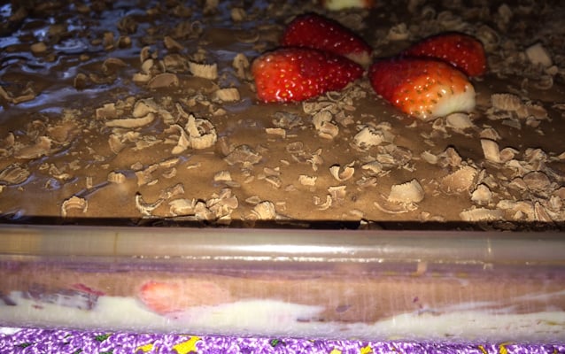 Receita de torta gelada de bis e morango