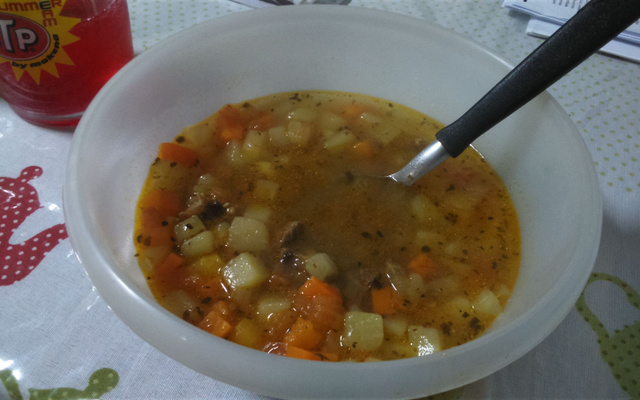 Sopa de carne com legumes