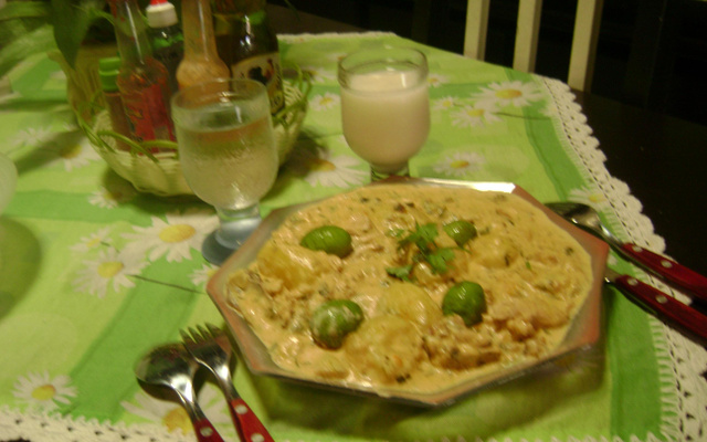 Galinha no molho de tomate com pequi