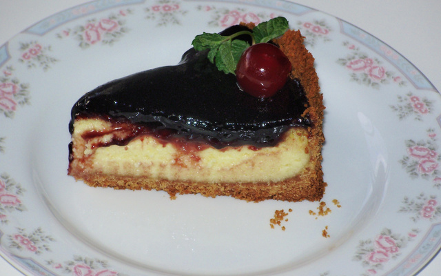 Torta de cream cheese com geleia de jabuticaba