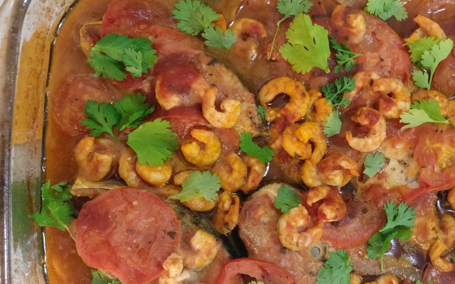 Peixe ao molho de tomate e camarão