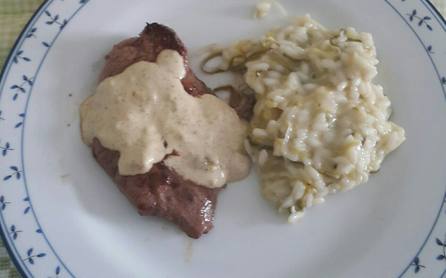 Filé mignon ao molho de mostarda com risoto de alho-poró