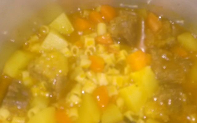 Sopa de carne com legumes da Di