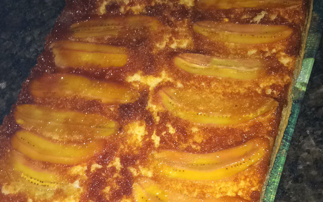 Bolo invertido de banana caramelada de liquidificador