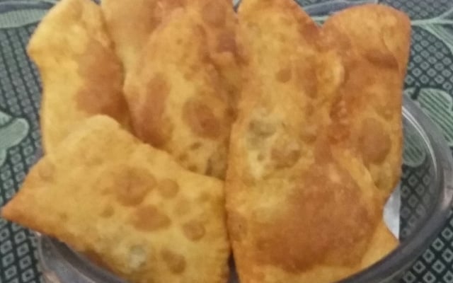 Pastel de massa grossa (frito)